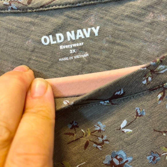Old Navy XXL Floral T-Shirt Women - Picture 3 of 3